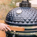 Kamado Kokko XL 22' - édition de la marque Kokko Barbecue grand format: modèle très complet (62 cm x 86 cm) Diamètre de la grille: 47 cm Bleu