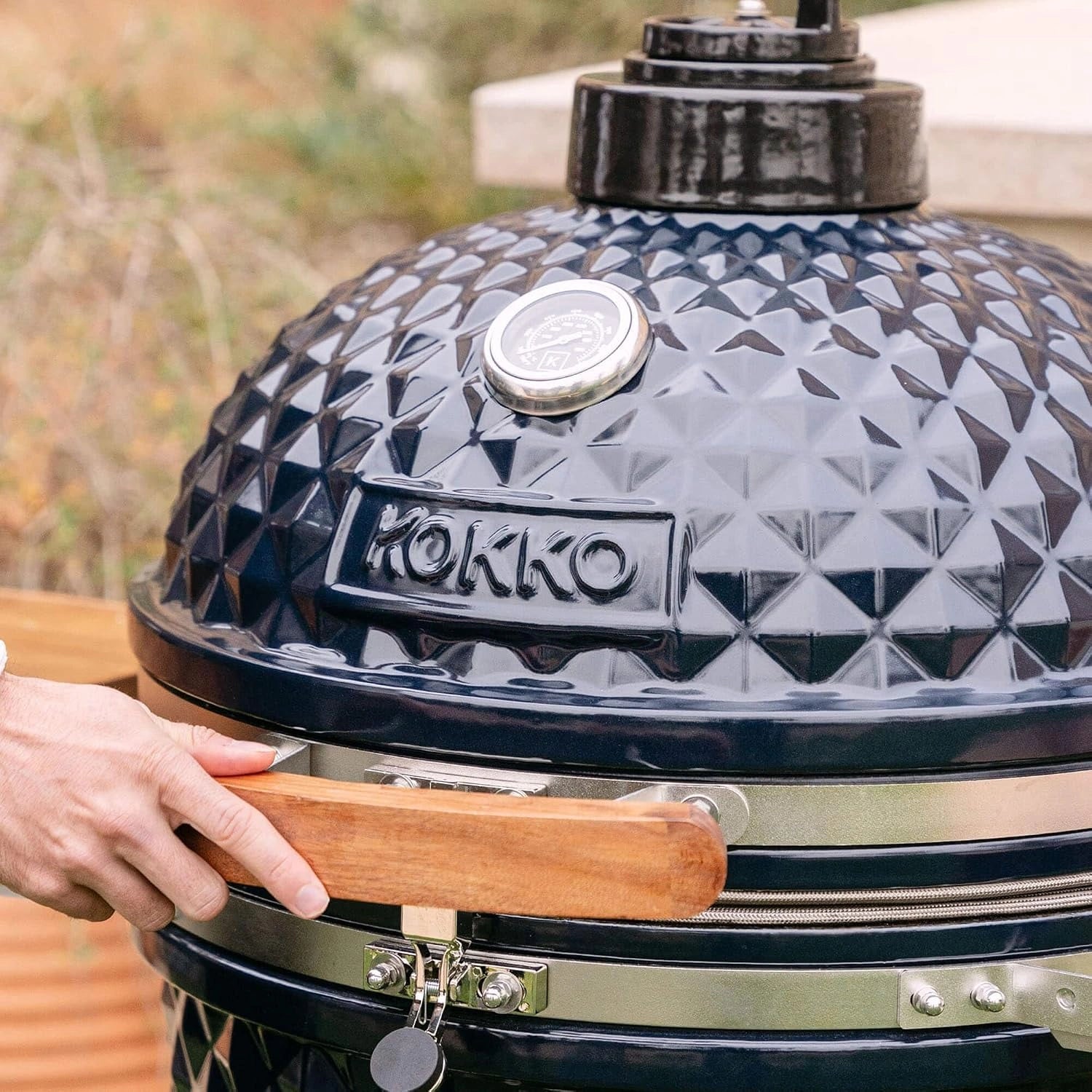 Kamado Kokko XL 22' - édition de la marque Kokko Barbecue grand format: modèle très complet (62 cm x 86 cm) Diamètre de la grille: 47 cm Bleu